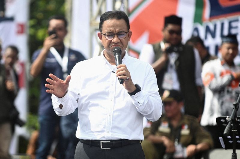 © Reuters. FILE PHOTO: Presidential candidate Anies Baswedan reacts while delivering a speech during his campaign rally in Banda Aceh, Indonesia, January 27, 2024. REUTERS/Riska Munawarah/File Photo