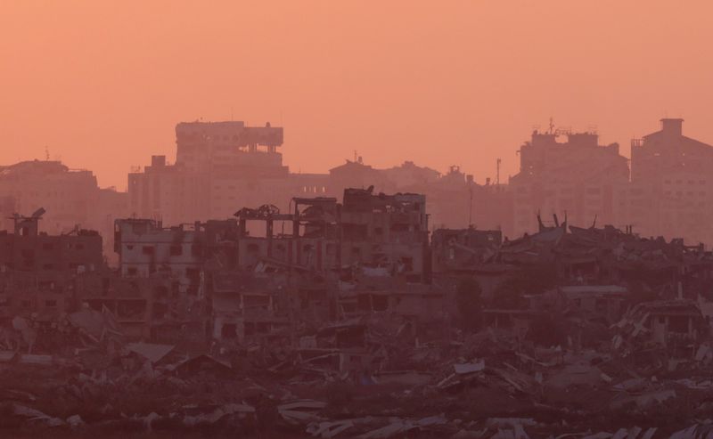 © Reuters. FILE PHOTO: A view of Gaza during sunset, amid the Israel-Hamas conflict, near the Israel-Gaza border, as seen from Israel, July 17, 2024. REUTERS/Ricardo Moraes/File Photo