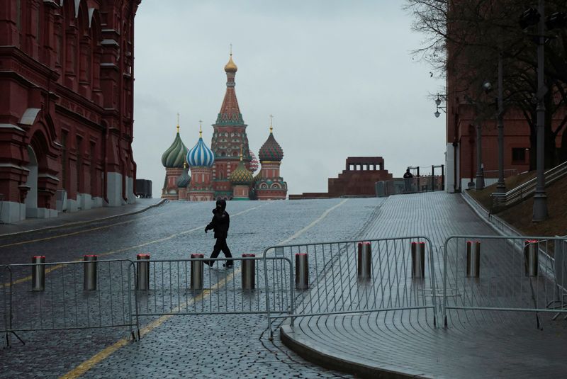 © Reuters. FILE PHOTO: A law enforcement officer walks through Red Square, in Moscow, Russia March 23, 2024. REUTERS/Shamil Zhumatov/File Photo