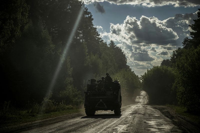 &copy; Reuters. Militares ucranianos em veículo militar perto da fronteira russa na região de Sumy, na Ucrânian11/08/2024nREUTERS/Viacheslav Ratynskyi