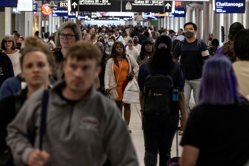 © Reuters. FILE PHOTO: Passengers walk along terminal B of Hartsfield-Jackson Atlanta International Airport in Atlanta, Georgia, U.S., September 3, 2022. REUTERS/Carlos Barria/File Photo