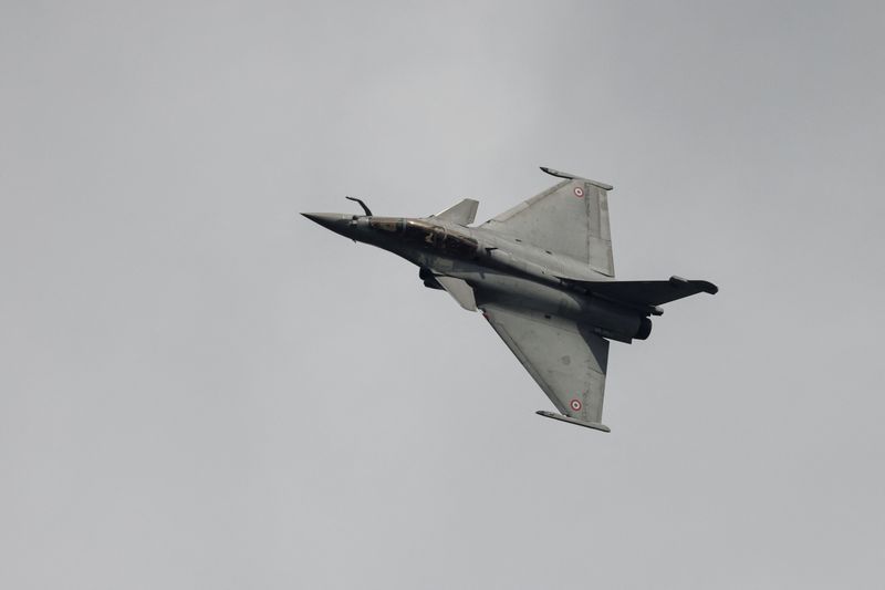 &copy; Reuters. FILE PHOTO: A demonstration of the French multirole fighter aircraft Dassault Rafale during the International Paris Air Show at the Paris-Le Bourget Airport, France June 19, 2023.     Ludovic Marin/Pool via REUTERS/File Photo