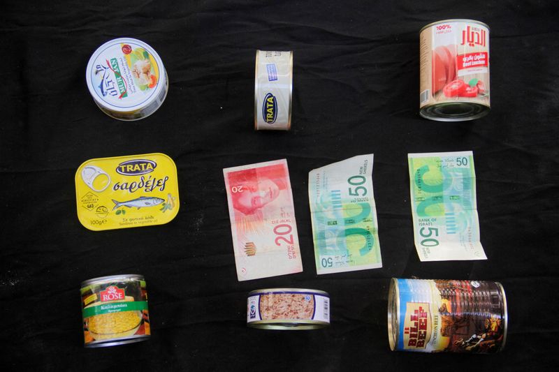 &copy; Reuters. FILE PHOTO: Canned products are displayed with 120 NIS ($32.81) illustrating how much they are worth in the local market in north Gaza, amid a hunger crisis and soaring prices, in this illustration taken August 25, 2024. REUTERS/Mahmoud Issa/Illustration/