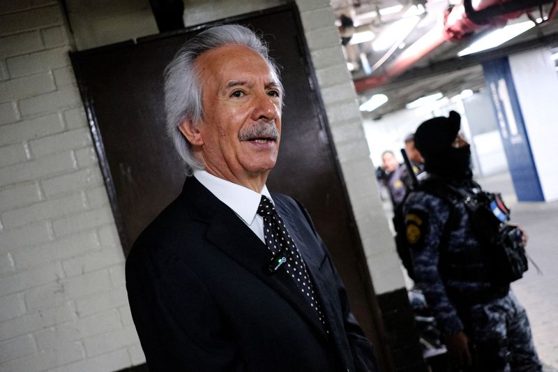 &copy; Reuters. FILE PHOTO: Imprisoned journalist Jose Ruben Zamora Marroquin, founder and president of the newspaper El Periodico, waits for the start of a court hearing in Guatemala City, Guatemala, August 26, 2024. REUTERS/Josue Decavele/File Photo