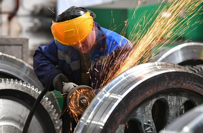 © Reuters. FILE PHOTO: An employee works at a locomotive and car repair plant in Ulan-Ude, Buryatia republic, Russia August 6, 2024. REUTERS/Alexander Manzyuk/File Photo