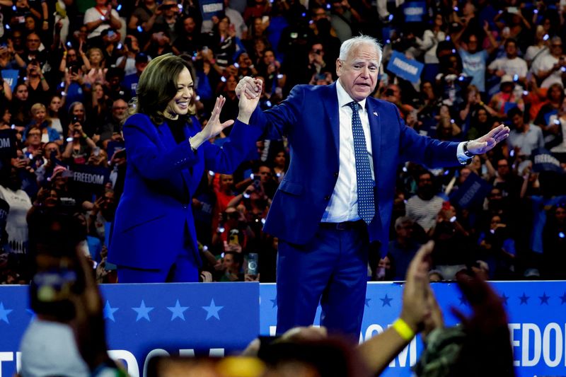 &copy; Reuters. Candidata democrata à Presidência dos EUA, Kamala Harris, ao lado de seu companheiro de chapa, Tim Walz, durante evento de campanha no Estado norte-americano de Wisconsinn20/08/2024 REUTERS/Marco Bello