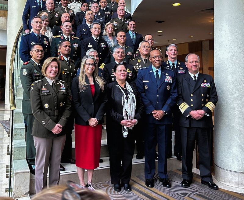 © Reuters. U.S. Army General Laura Richardson, commander of U.S. Southern Command, poses for a picture as she attends a conference of Latin American military leaders in Santiago, Chile August 28, 2024. REUTERS/Phil Stewart