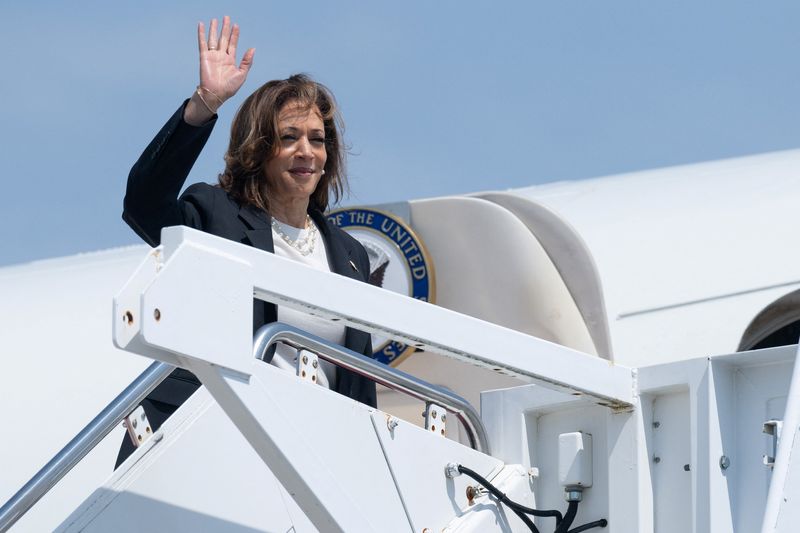 © Reuters. U.S. Vice President Kamala Harris waves as she boards Air Force Two to depart from Joint Base Andrews in Maryland, August 28, 2024, as she travels to Savannah, Georgia for a 2-day campaign bus tour. SAUL LOEB/Pool via REUTERS