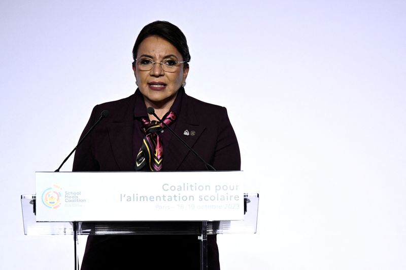 © Reuters. FILE PHOTO: President of Honduras Xiomara Castro delivers a speech in Paris, France, on October 18, 2023.   JULIEN DE ROSA/Pool via REUTERS/File Photo