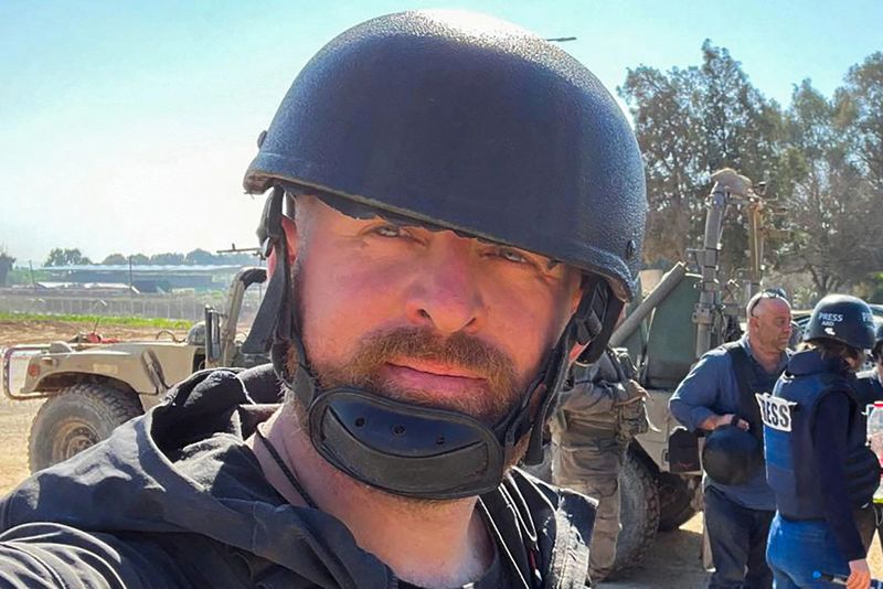 © Reuters. Reuters safety advisor Ryan Evans takes a selfie on a news reporting assignment near the border with Gaza in Be'eri, southern Israel, February 8, 2024. REUTERS/Ryan Evans