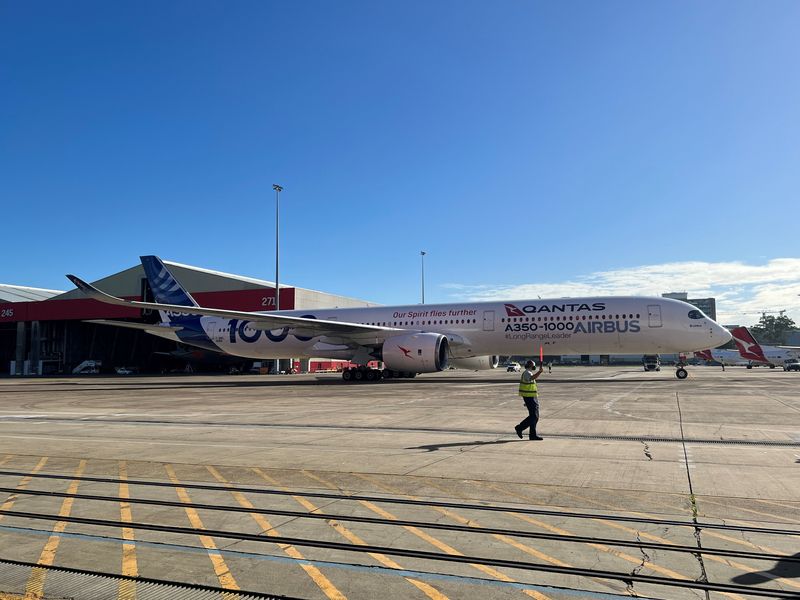 &copy; Reuters. FILE PHOTO: An Airbus A350-1000 test plane arrives at Sydney Airport as the backdrop for Qantas announcing an order for 12 of the planes in Sydney, Australia May 2, 2022. REUTERS/Jamie Freed/File Photo