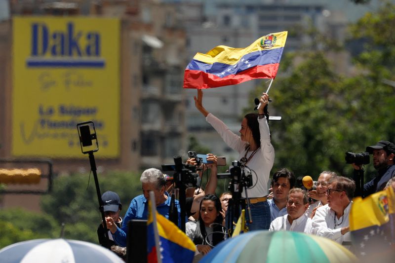 &copy; Reuters. A líder da oposição venezuelana María Corina Machado agita bandeira durante protesto contra os resultados eleitorais anunciados pelo governo do presidente Nicolás Maduro em Caracas, Venezuelan28/08/2024nREUTERS/Leonardo Fernandez Viloria