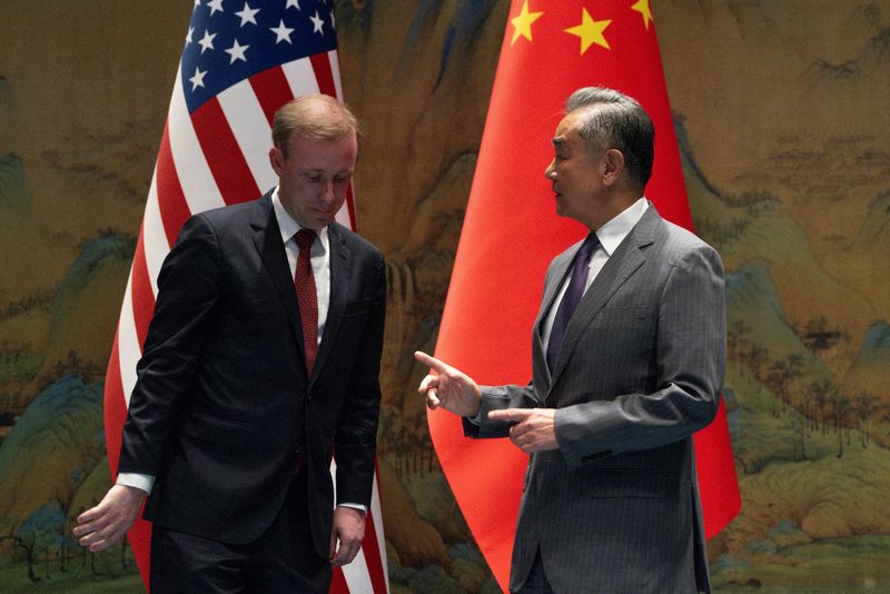 © Reuters. FILE PHOTO: Wang Yi, the director of the Communist Party's Central Foreign Affairs Commission Office gestures near White House National Security Adviser Jake Sullivan before talks at Yanqi Lake in Beijing, China, August 27, 2024. Ng Han Guan/Pool via REUTERS/File Photo