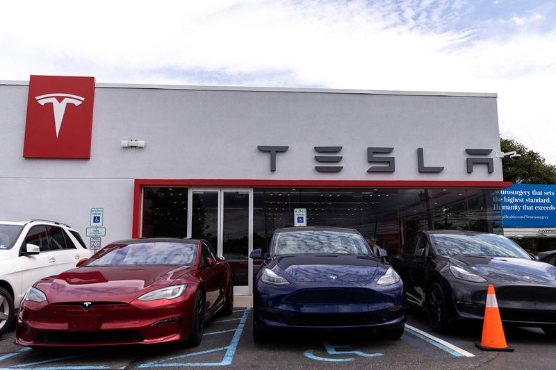 © Reuters. FILE PHOTO: Tesla electric vehicles are parked in a Tesla dealer in Paramus, New Jersey, U.S., July 23, 2024.  REUTERS/Eduardo Munoz/File Photo