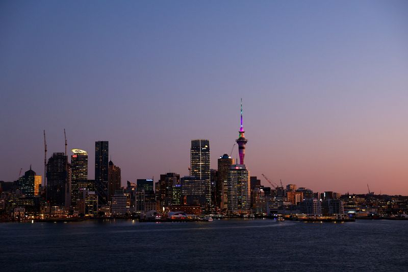 © Reuters. FILE PHOTO: Auckland, New Zealand - August 3, 2023 General view of the Auckland skyline at sunset REUTERS/Molly Darlington/File Photo