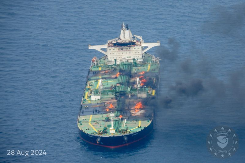 © Reuters. Flames and smoke rise from the Greek-flagged oil tanker Sounion, which has been on fire since August 23, on the Red Sea, August 28, 2024. EUNAVFOR ASPIDES via X/Handout via REUTERS