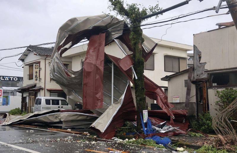 © Reuters. An object blown by strong winds caused by Typhoon Shanshan is stranded on a power line in Miyazaki, southwestern Japan, August 29, 2024, in this photo taken by Kyodo. Mandatory credit Kyodo/via REUTERS  