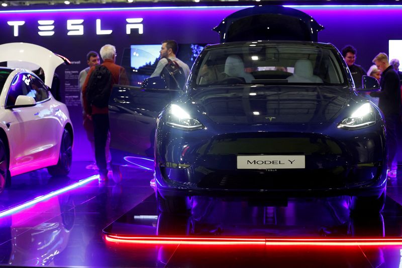 © Reuters. FILE PHOTO: Tesla Model Y on display at the Everything Electric exhibition at the ExCeL London international exhibition and convention centre in London, Britain, March 28, 2024.  REUTERS/Peter Cziborra/File Photo