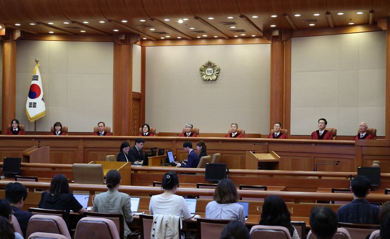 © Reuters. Constitutional Court Chief Lee Jong-seok and other judges arrive at the Constitutional Court in Seoul, South Korea, August 29, 2024. REUTERS/Kim Hong-Ji