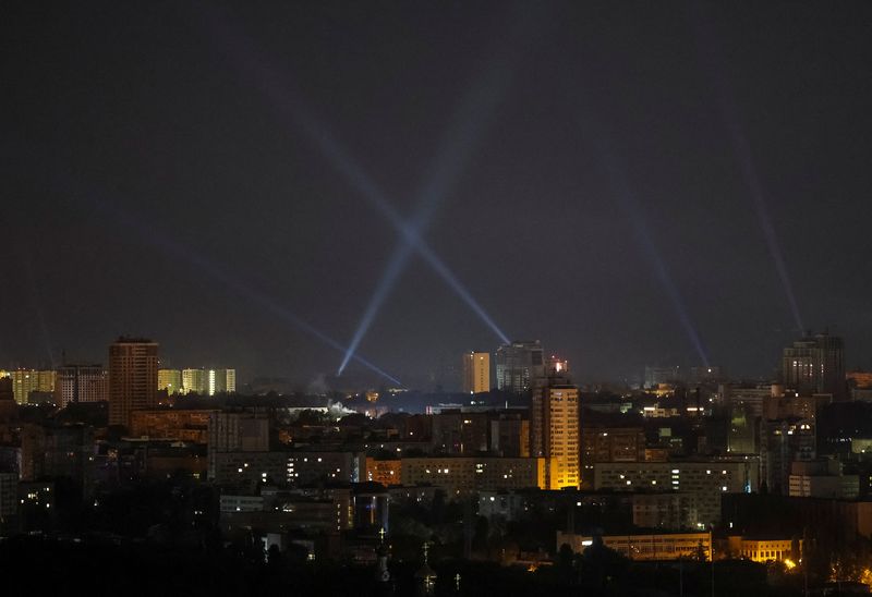 © Reuters. Ukrainian service personnel use searchlights as they search for drones in the sky over the city during a Russian drone strike, amid Russia's attack on Ukraine, in Kyiv, Ukraine August 29, 2024. REUTERS/Gleb Garanich