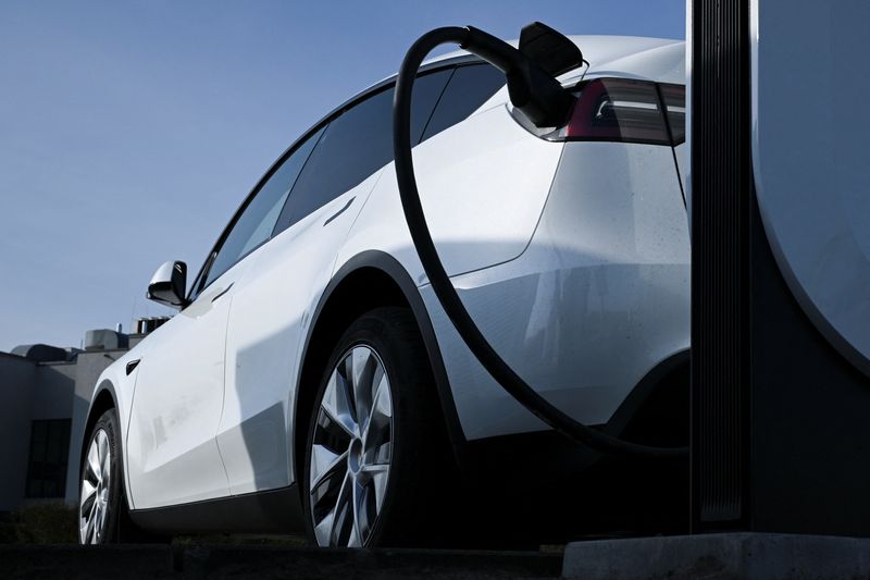 © Reuters. FILE PHOTO: A Tesla car is being charged at a Tesla electric vehicle charging station on a car park of the A10 shopping center in Wildau near Berlin, Germany, March 20, 2024. REUTERS/Annegret Hilse/File Photo