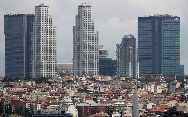 © Reuters. Business and residential buildings are seen in Sisli district, in Istanbul, Turkey, July 26, 2024. REUTERS/Dilara Senkaya/File Photo