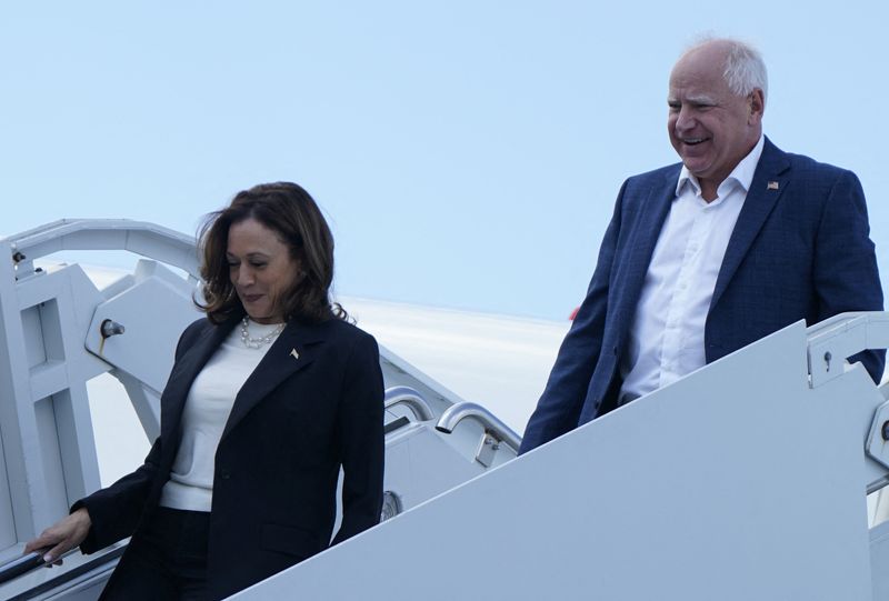 &copy; Reuters. FILE PHOTO: Democratic presidential nominee and U.S. Vice President Kamala Harris and vice presidential nominee Tim Walz walk down the steps from Air Force Two at Savannah/ Hilton Head International Airport in Savannah, Georgia, U.S., August 28, 2024. REU