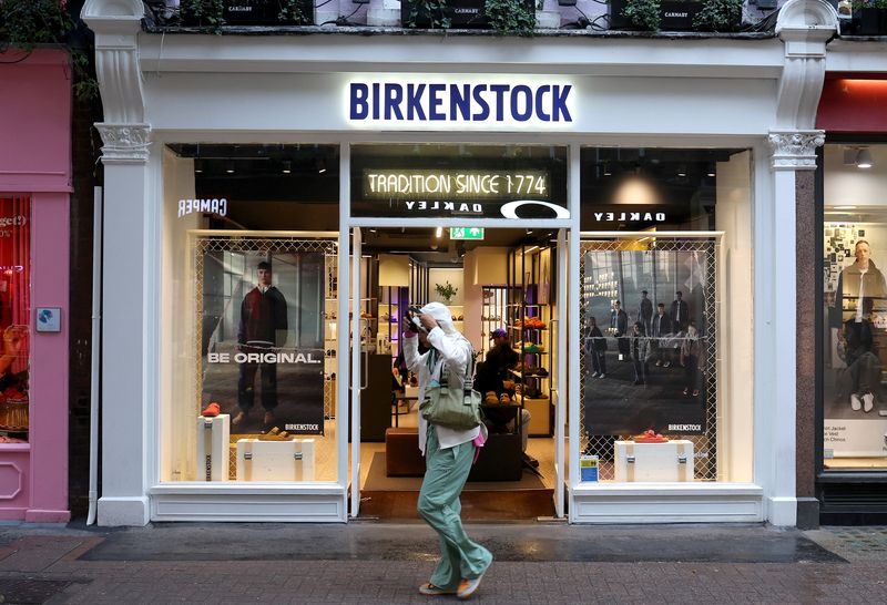 &copy; Reuters. A shopper walks past a Birkenstock shoe store in London, Britain, October 11, 2023. REUTERS/Toby Melville/File Photo