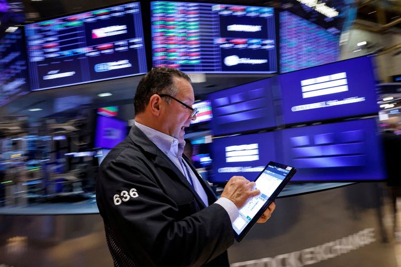 &copy; Reuters. FILE PHOTO: A trader works on the floor at the New York Stock Exchange (NYSE) in New York City, U.S., August 28, 2024.  REUTERS/Brendan McDermid/File Photo