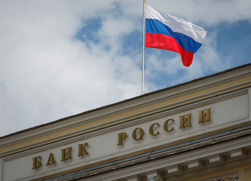 &copy; Reuters. FILE PHOTO: A Russian state flag flies over the Central Bank headquarters in Moscow, Russia, August 15, 2023. A sign reads: "Bank of Russia". REUTERS/Shamil Zhumatov/File Photo