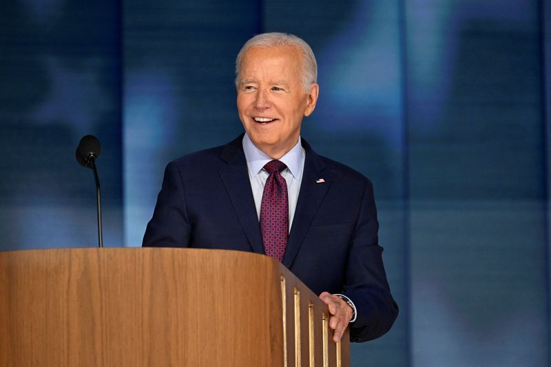 &copy; Reuters. U.S. President Joe Biden appears onstage during a walkthrough at the at the United Center, ahead of the Democratic National Convention (DNC) in Chicago, Illinois, U.S., August 19, 2024. REUTERS/Craig Hudson/File Photo