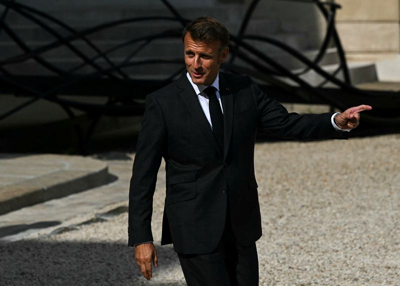 © Reuters. France's President Emmanuel Macron gestures, as he walks to greet Britain's Prime Minister Keir Starmer (not pictured), as Starmer arrives at the Elysee presidential palace for a meeting in Paris, France August 29, 2024. Justin Tallis/Pool via REUTERS/File Photo