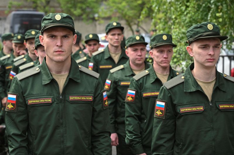 © Reuters. FILE PHOTO: Russian conscripts called up for military service line up before departure for garrisons from a recruitment centre, amid the ongoing Russia-Ukraine conflict, in Bataysk, Rostov region, Russia May 16, 2024. REUTERS/Sergey Pivovarov/File Photo