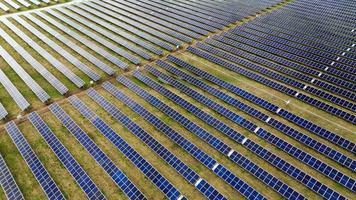 © Reuters. A drone view shows solar panels as they stand on Dave Duttlinger's farmland that he leased to Dunns Bridge Solar LLC in Wheatfield, Indiana, U.S., April 5, 2024.  REUTERS/Jim Vondruska