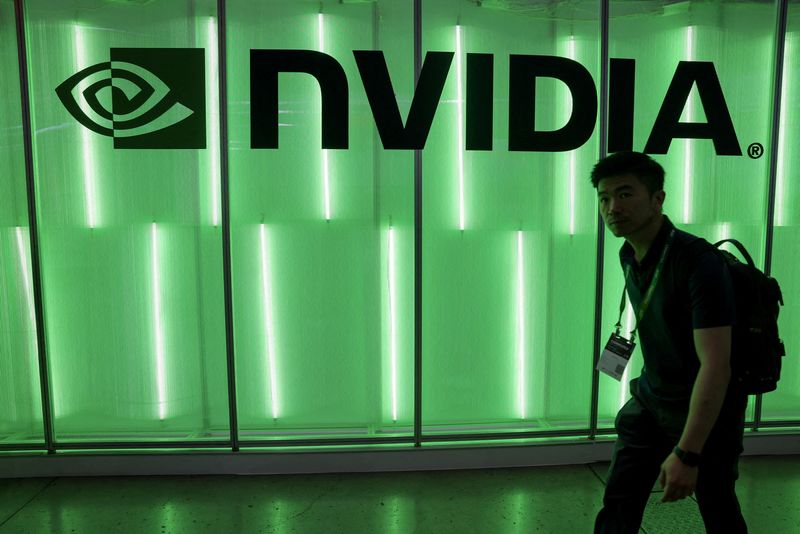 &copy; Reuters. Homem caminha em frente ao logo da Nvidia em Taipén05/06/2024 REUTERS/Ann Wang