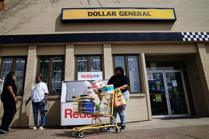 © Reuters. FILE PHOTO: A person exits a Dollar General store in Mount Rainier, Maryland, U.S., June 1, 2021. REUTERS/Erin Scott/File Photo