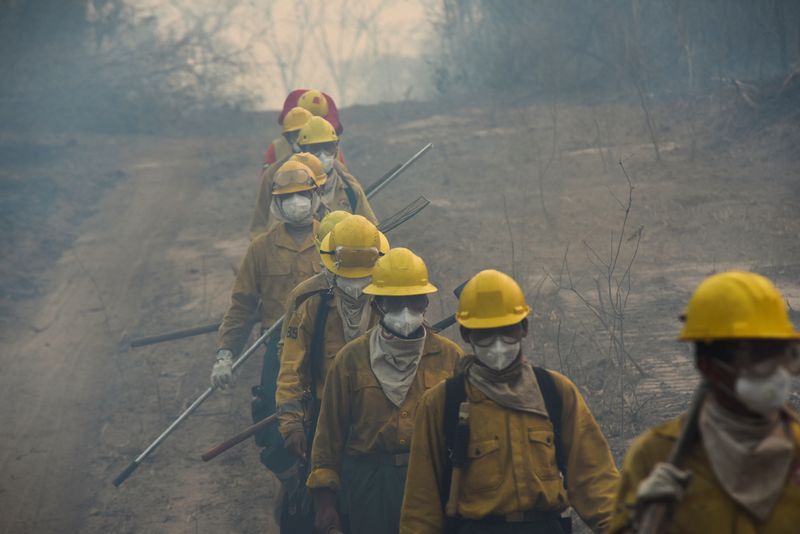 © Reuters. Members of the armed forces patrol the affected areas, as Bolivia records the most outbreaks of wildfires since 2010 this year, burning some 3 million hectares (7.5 million acres) of land according to experts, in Nuflo de Chavez Province, Bolivia August 25, 2024. REUTERS/Claudia Morales