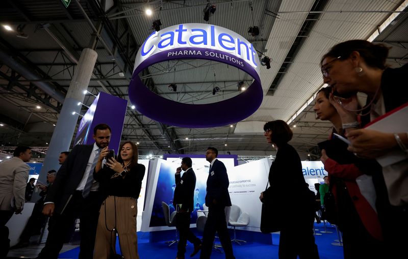 &copy; Reuters. FILE PHOTO: People visit Catalent stand during the Convention on Pharmaceutical Ingredients (CPHI), in Barcelona, Spain, October 24, 2023. REUTERS/Albert Gea/File photo