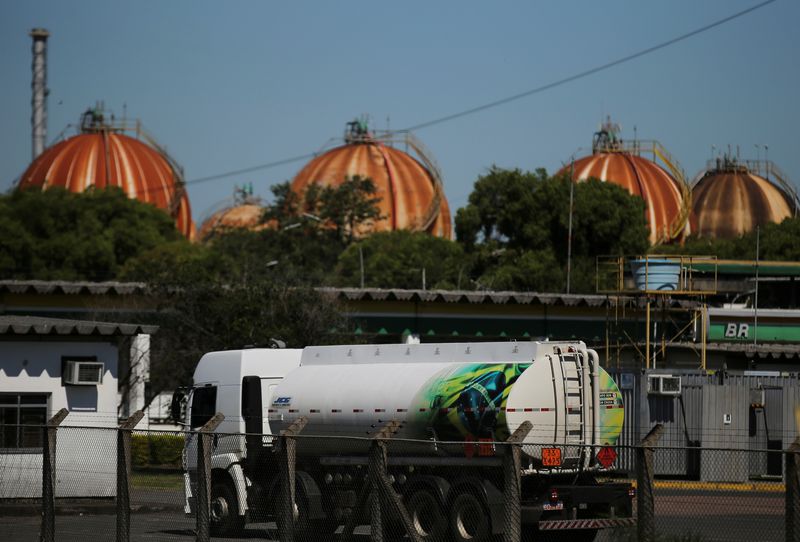 &copy; Reuters. Caminhão-tanque em refinaria de petróleo em Canoas, no Rio Grande do Suln25/10/2021 REUTERS/Diego Vara