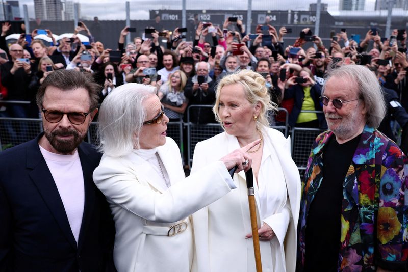 © Reuters. FILE PHOTO: Members of Swedish music band ABBA arrive for the opening performance of the 