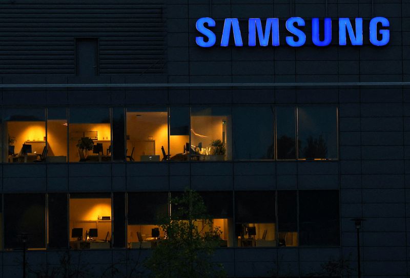 &copy; Reuters. FILE PHOTO: The logo of Samsung is seen on the top of a Brussels' office of the company in Diegem, Belgium September 21, 2023. REUTERS/Yves Herman/File Photo