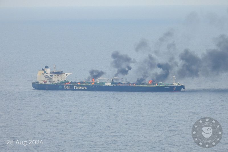 © Reuters. Flames and smoke rise from the Greek-flagged oil tanker Sounion, which has been on fire since August 23, on the Red Sea, August 28, 2024. EUNAVFOR ASPIDES via X/Handout via REUTERS/File Photo