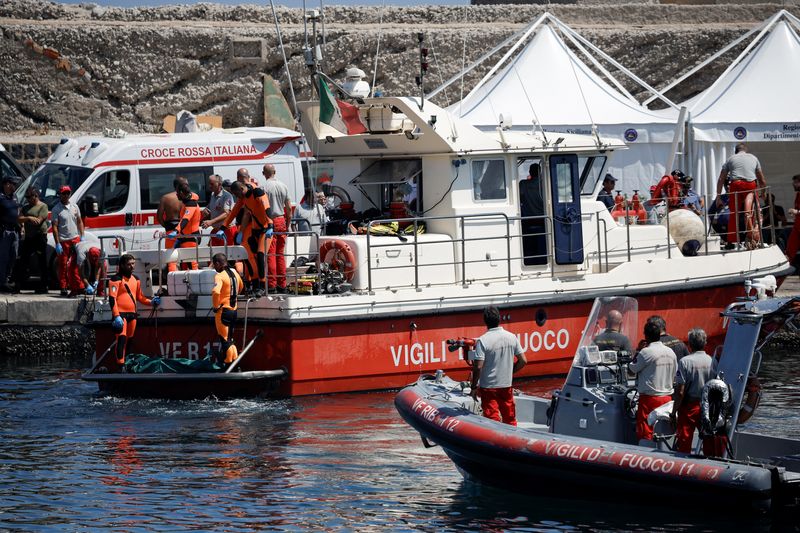 &copy; Reuters. Il personale di soccorso trasporta quello che si ritiene essere il corpo di Hannah Lynch, figlia dell'imprenditore tecnologico britannico Mike Lynch, sulla scena del naufragio di uno yacht di lusso, al largo di Porticello, vicino alla città siciliana di 