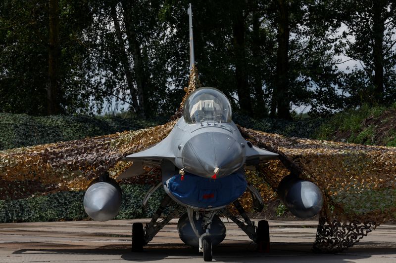 &copy; Reuters. A Ukrainian Air Forces F-16 fighting aircraft is seen on the ground, amid Russia's attack on Ukraine, in an undisclosed location, Ukraine August 4, 2024. REUTERS/Valentyn Ogirenko/File Photo