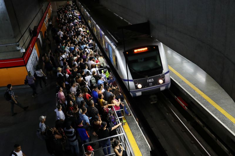 &copy; Reuters. Multidão na estação Sé do metrô, no centro de São Paulon16/03/2020 REUTERS/Amanda Perobelli