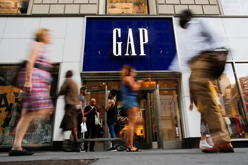 © Reuters. FILE PHOTO: People pass by the GAP clothing retail store in Manhattan, New York, U.S., August 15, 2016. REUTERS/Eduardo Munoz/File Photo