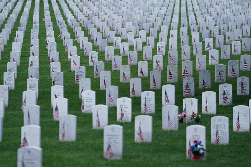 © Reuters. Gravestones adorned with American Flags are seen at Arlington National Cemetery on Memorial Day in Arlington, Virginia, U.S., May 27, 2024. REUTERS/Nathan Howard/File Photo