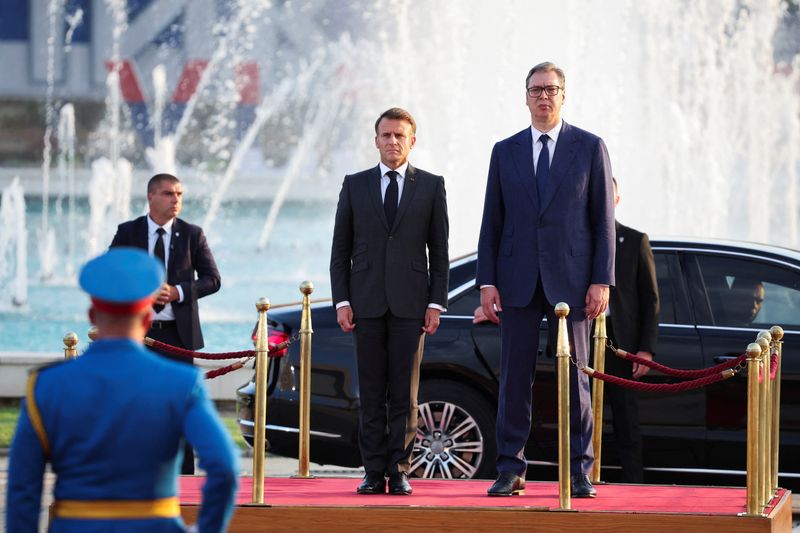 © Reuters. Serbian President Aleksandar Vucic and French President Emmanuel Macron inspect an honour guard outside the Palace of Serbia building in Belgrade, Serbia, August 29, 2024. REUTERS/Djordje Kojadinovic