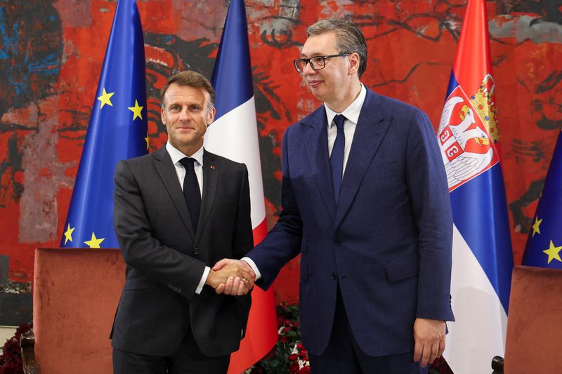 © Reuters. French President Emmanuel Macron shakes hands with Serbian President Aleksandar Vucic at the Palace of Serbia building in Belgrade, Serbia, August 29, 2024. REUTERS/Djordje Kojadinovic