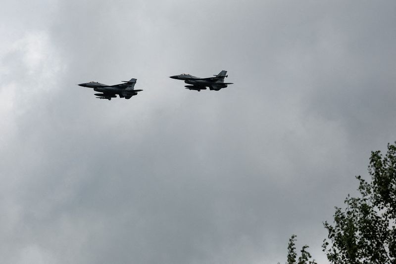 © Reuters. FILE PHOTO: Ukrainian F-16 fighting aircrafts are seen in the air during marking the Day of the Ukrainian Air Forces, amid Russia's attack on Ukraine, in an undisclosed location, Ukraine August 4, 2024. REUTERS/Valentyn Ogirenko/File Photo